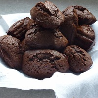 Печенье мадлен с темным шоколадом и медом