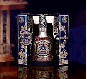 Бутылка виски Chivas Regal 18 дизайна Кристиана Лакруа