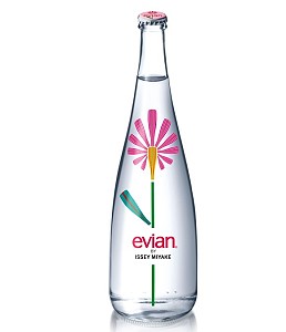 Необычный дизайн бутылки от Issey Miyake для Evian