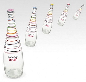 Британский дизайнер Пол Смит создал коллекцию бутылок для Evian