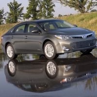 Toyota Avalon Hybrid 2013 года – маневренный и сложный 