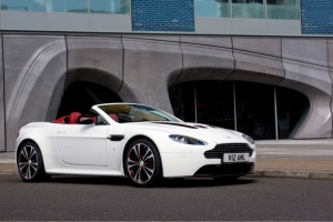Новая версия - кабриолет Aston Martin V12 Vantage