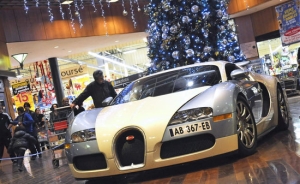 Впервые Bugatti Veyron припаркован внутри торгового центра