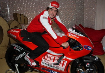 Фернандо Алонсо получил роскошный подарок от Ducati