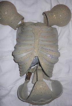 Lady Gaga продает корсет-скелет в поддержку пострадавших на Гаити