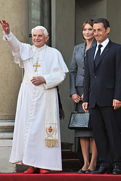 Папа Римский не захотел видеть Карлу Бруни в Ватикане