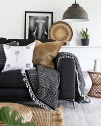 Черный диван в интерьере: три стиля 
