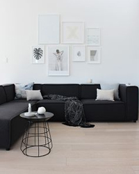 черный диван в минималистическом интерьере