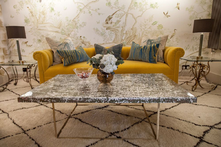 желтый диван в дизайне интерьера