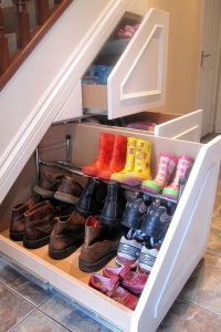 хранение обуви в шкафах лестницы прихожей