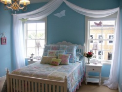 шторы в спальню с голубыми стенами