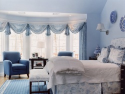 шторы в спальню с голубыми стенами