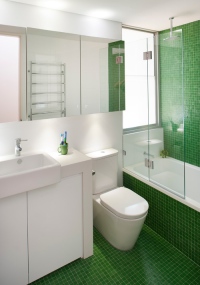 изумрудно-зеленый цвет в ванной комнате