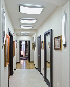 современный интерьер узкого коридора