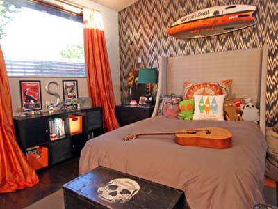 коричневый и оранжевый цвет в юношеской спальне