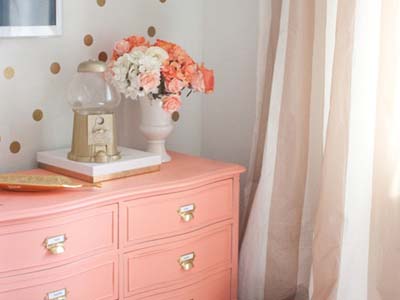 персиковый и золотой цвет в юношеской спальне