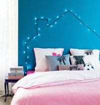 Освещение в спальне: как создать сказочную комнату при помощи светящейся гирлянд 