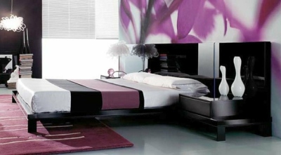 спальня в бело-фиолетовых цветах