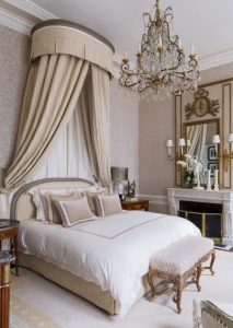 спальная комната с интерьером в классическом стиле
