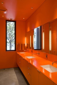 оранжевый цвет в ванной