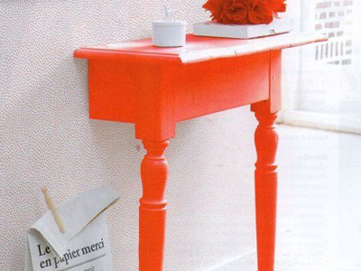 оранжевый приставной столик в гостиной