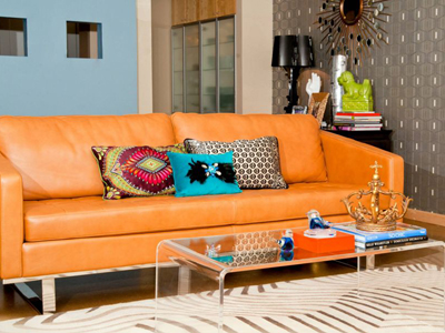 оранжевый диван в гостиной
