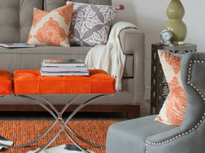оранжевые стулья в гостиной