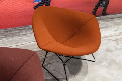 оранжевое кресло для отдыха