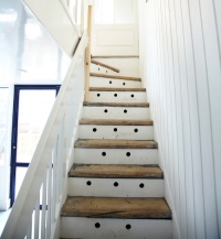 сочетание некрашеного дерева с белым в дизайне лестницы
