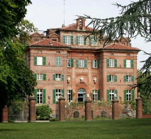 Семейный замок Карлы Бруни выставлен на продажу