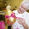 Торжественно представлено огромное шоколадное пасхальное яйцо для королевы Елизаветы II